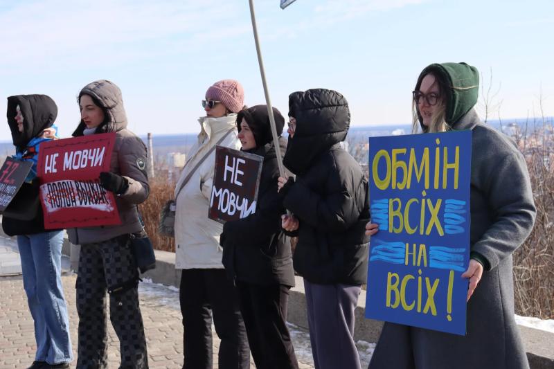 У Полтаві влаштували акцію-нагадування про військовополонених та цивільних бранців рф