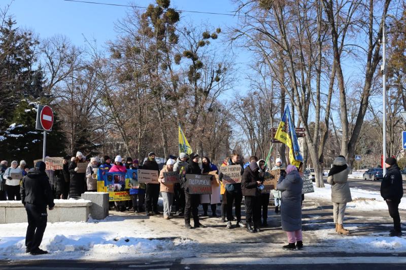 У Полтаві влаштували акцію-нагадування про військовополонених та цивільних бранців рф