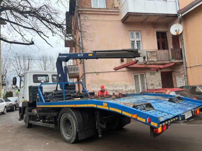 У Рівному евакуатор забиратиме покинуті авто з вулиць