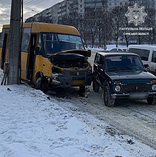 У Сумах маршрутка врізалась у &ldquo;Ниву&rdquo; та електроопору