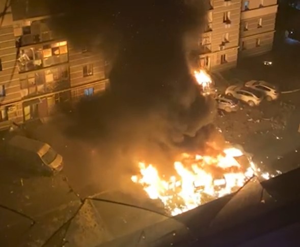 У Сумах “шахед” поцілив у парковку біля житлового будинку