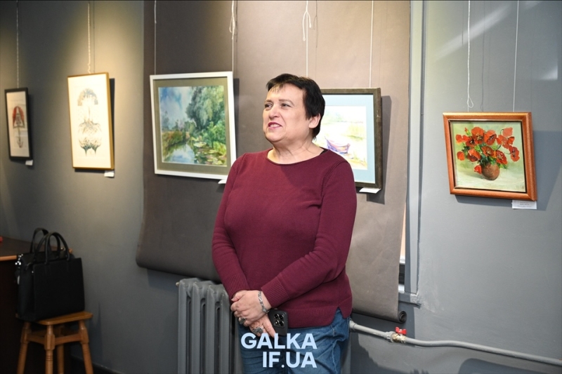 Від графіки до акрилу: викладачі франківської художньої школи презентували “весняну” виставку (ФОТО)