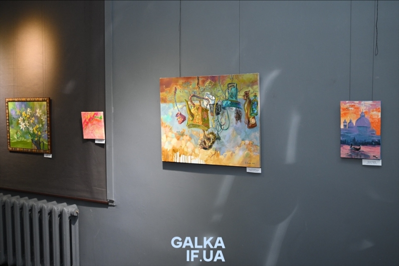 Від графіки до акрилу: викладачі франківської художньої школи презентували “весняну” виставку (ФОТО)