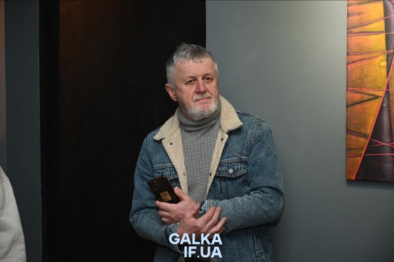 Від графіки до акрилу: викладачі франківської художньої школи презентували “весняну” виставку (ФОТО)