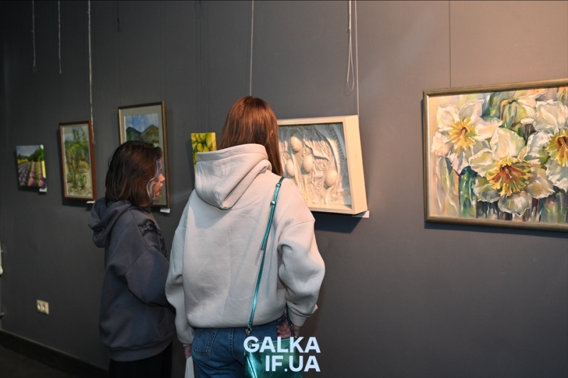 Від графіки до акрилу: викладачі франківської художньої школи презентували “весняну” виставку (ФОТО)