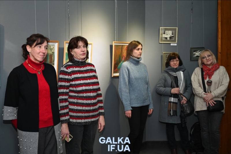 Від графіки до акрилу: викладачі франківської художньої школи презентували “весняну” виставку (ФОТО)