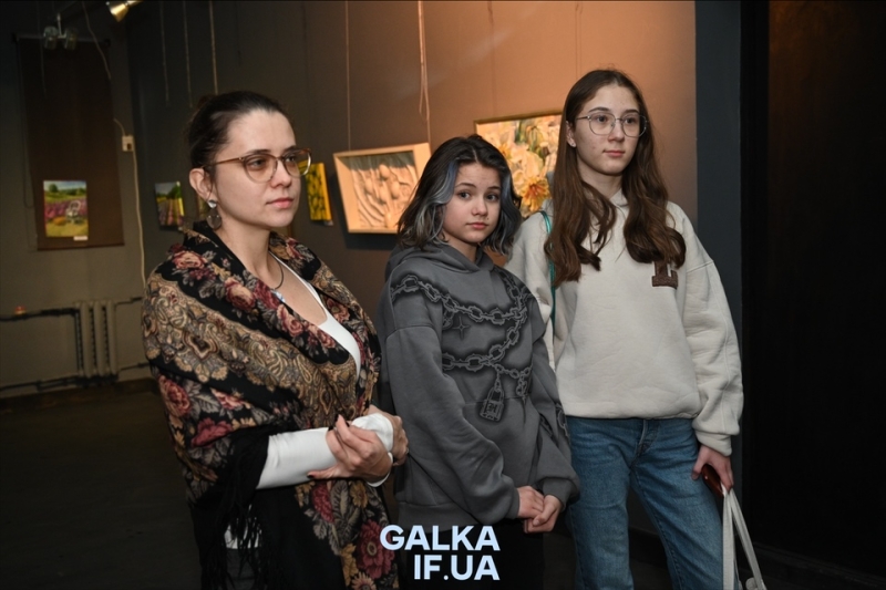 Від графіки до акрилу: викладачі франківської художньої школи презентували “весняну” виставку (ФОТО)