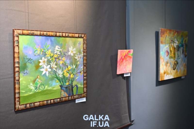 Від графіки до акрилу: викладачі франківської художньої школи презентували “весняну” виставку (ФОТО)