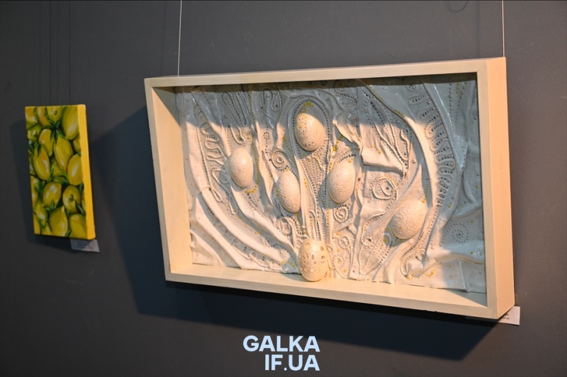 Від графіки до акрилу: викладачі франківської художньої школи презентували “весняну” виставку (ФОТО)