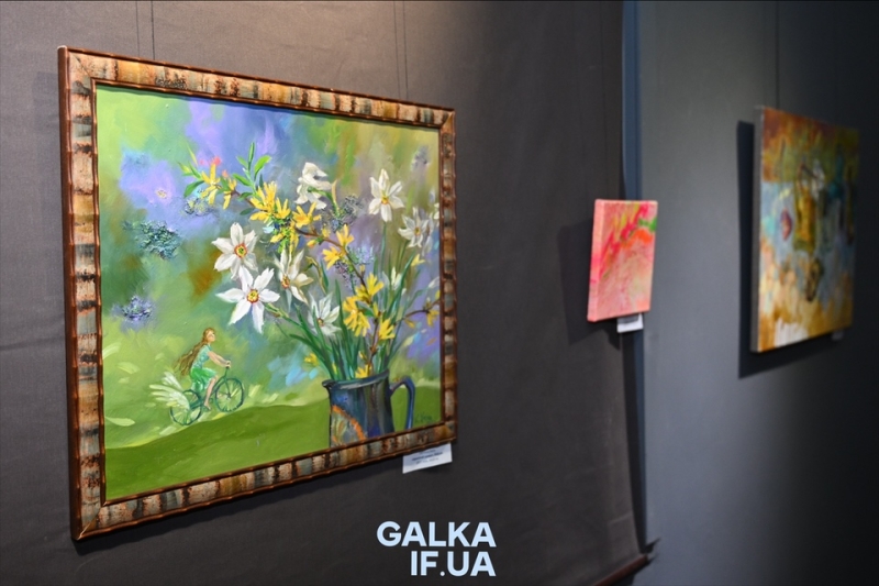Від графіки до акрилу: викладачі франківської художньої школи презентували “весняну” виставку (ФОТО)