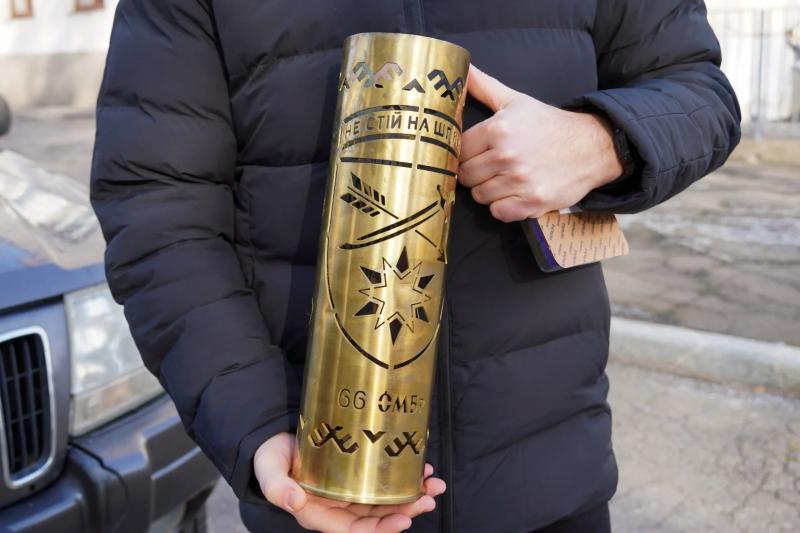 Від команди Полтавської обласної ради військовослужбовцям передали першу цього року автівку