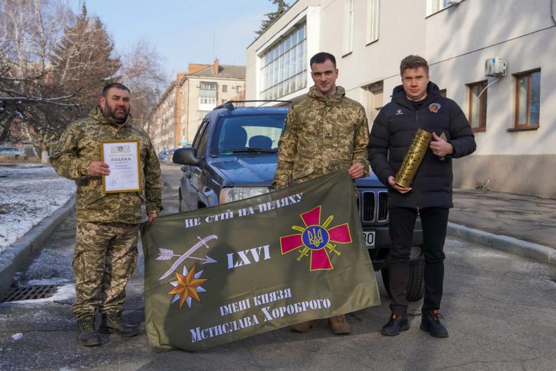 Від команди Полтавської обласної ради військовослужбовцям передали першу цього року автівку