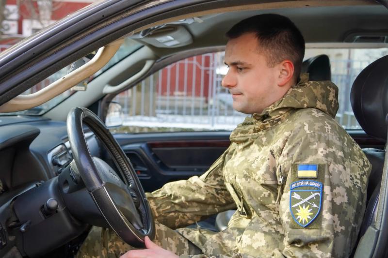 Від команди Полтавської обласної ради військовослужбовцям передали першу цього року автівку
