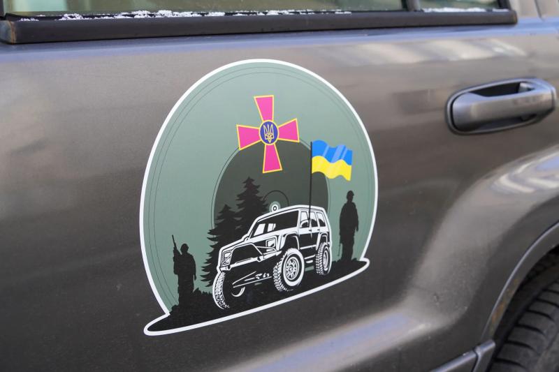 Від команди Полтавської обласної ради військовослужбовцям передали першу цього року автівку