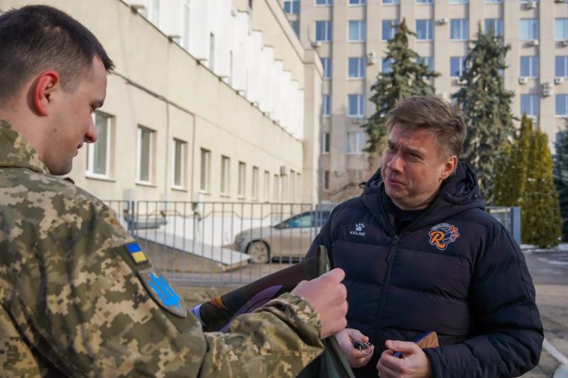 Від команди Полтавської обласної ради військовослужбовцям передали першу цього року автівку