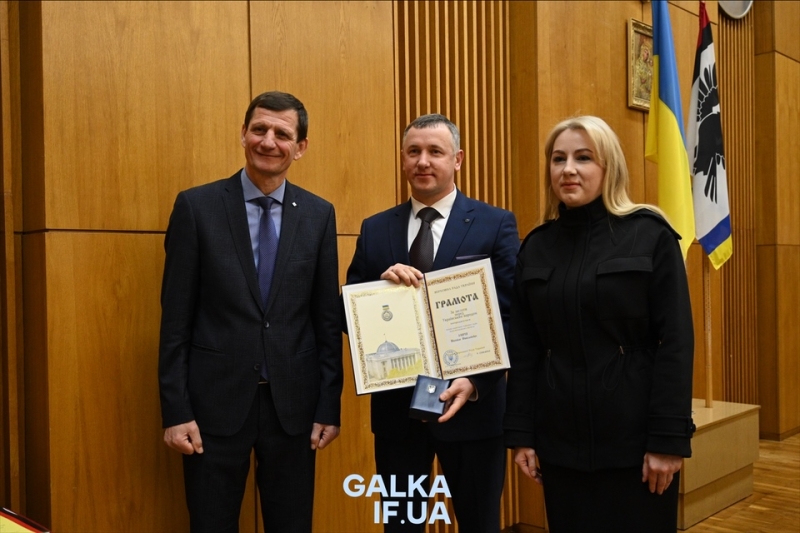 Відзнака, медаль та грамота: в Івано-Франківську відзначили громадських діячів та волонтерів (ФОТО)