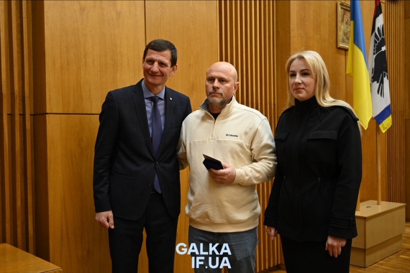Відзнака, медаль та грамота: в Івано-Франківську відзначили громадських діячів та волонтерів (ФОТО)