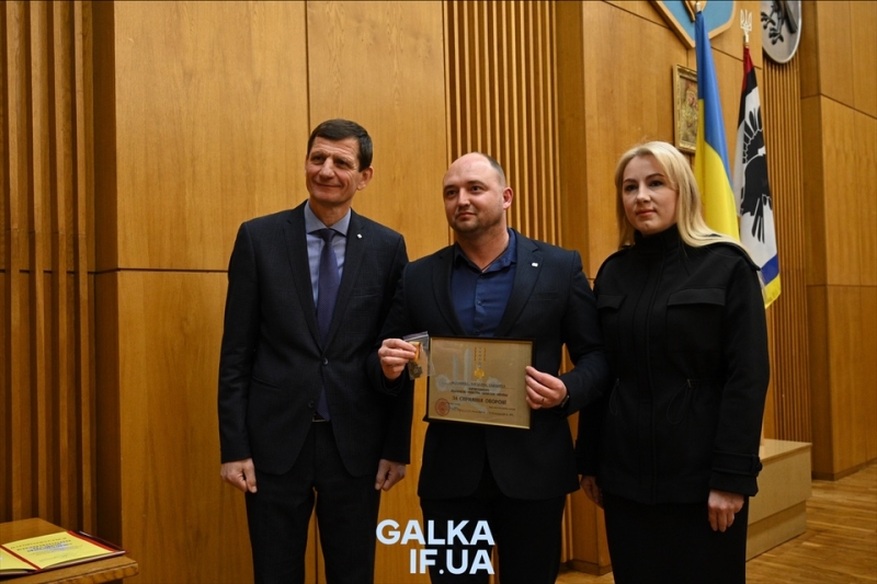Відзнака, медаль та грамота: в Івано-Франківську відзначили громадських діячів та волонтерів (ФОТО)