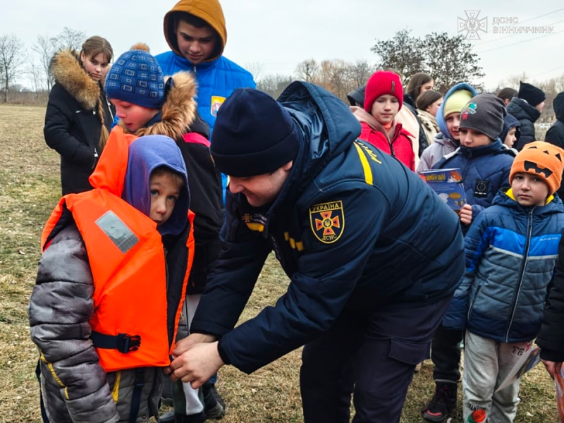 Вінницькі рятувальники провели заняття зі школярами щодо небезпеки криги