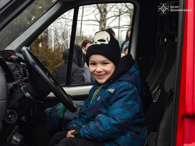 Вінницькі рятувальники провели заняття зі школярами щодо небезпеки криги