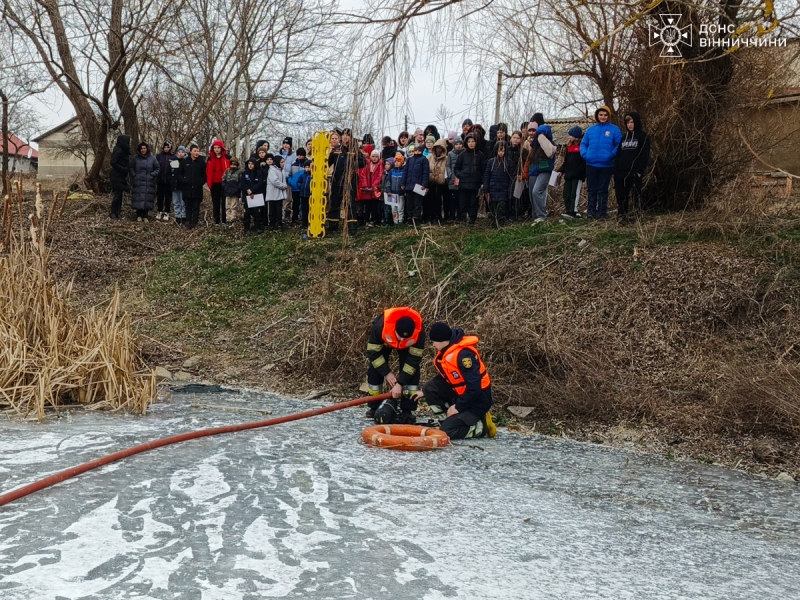 Вінницькі рятувальники провели заняття зі школярами щодо небезпеки криги
