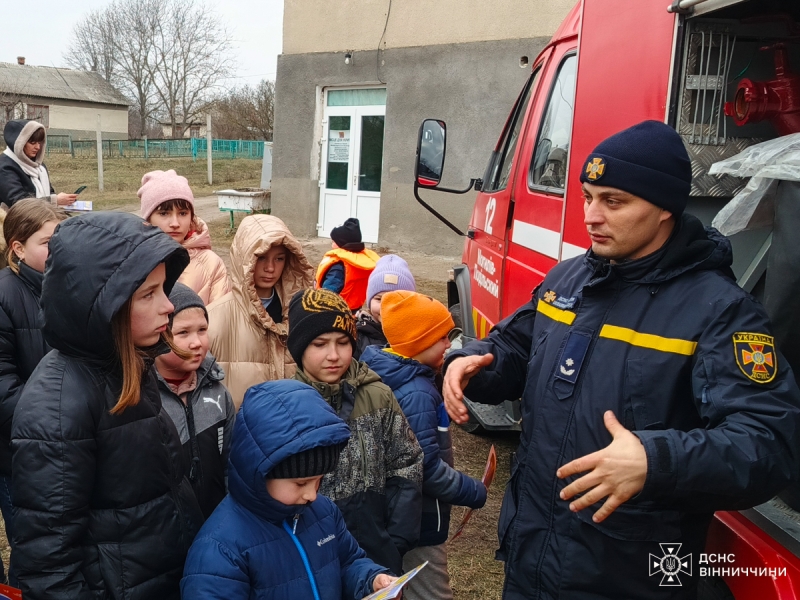 Вінницькі рятувальники провели заняття зі школярами щодо небезпеки криги