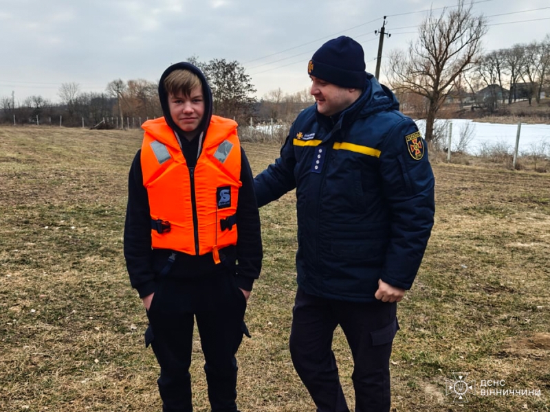 Вінницькі рятувальники провели заняття зі школярами щодо небезпеки криги