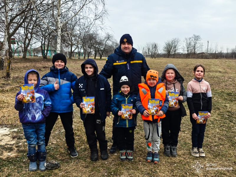 Вінницькі рятувальники провели заняття зі школярами щодо небезпеки криги