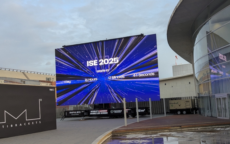 Висотою з триповерхівку: Photonics показала гігантський 767-дюймовий мобільний LED-екран із 4K