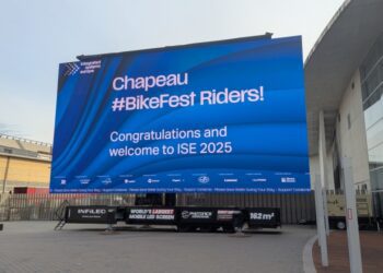 Висотою з триповерхівку: Photonics показала гігантський 767-дюймовий мобільний LED-екран із 4K