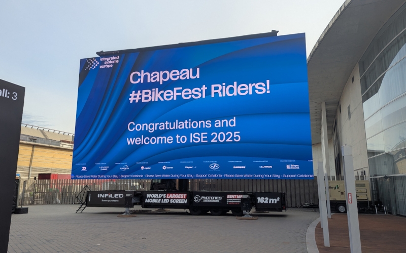 Висотою з триповерхівку: Photonics показала гігантський 767-дюймовий мобільний LED-екран із 4K