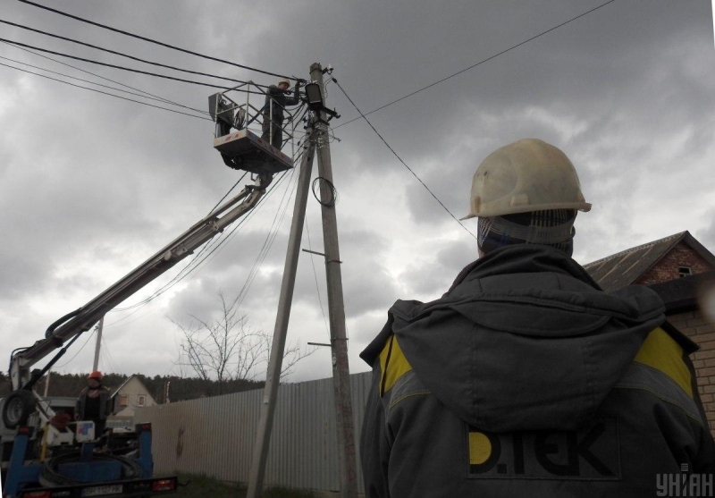 За тиждень енергетики повернули світло в домівки 200 тис. сімей після ворожих атак, - ДТЕК