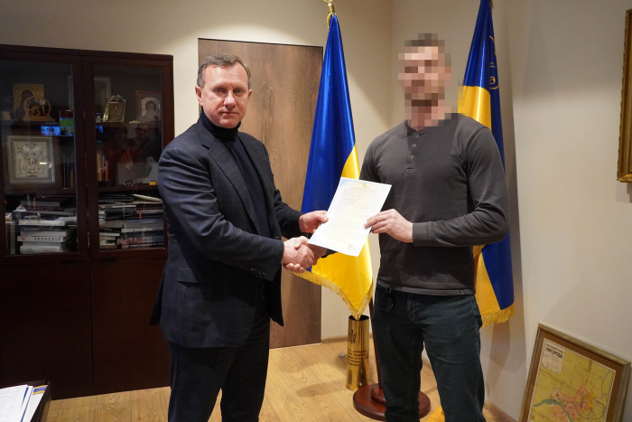 Житло для захисника: міський голова Богдан Андріїв вручив військовому договір дарування на квартиру