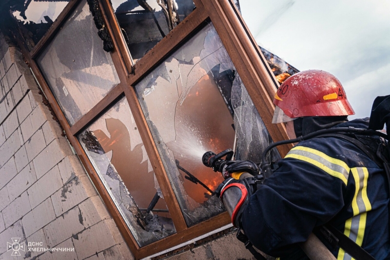 У Хмельницькому через підпал сухої трави загорівся будинок
