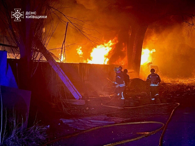 Атака дронів на Київщину: зайнялись пожежі, є пошкоджені будинки