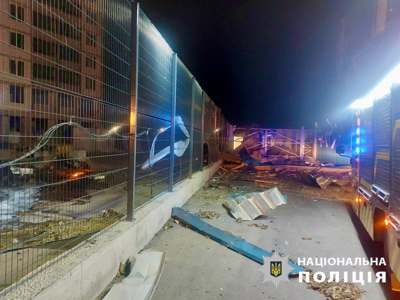 Нічна атака на Київщину: пошкоджено торговий центр, новобудову та приватний будинок