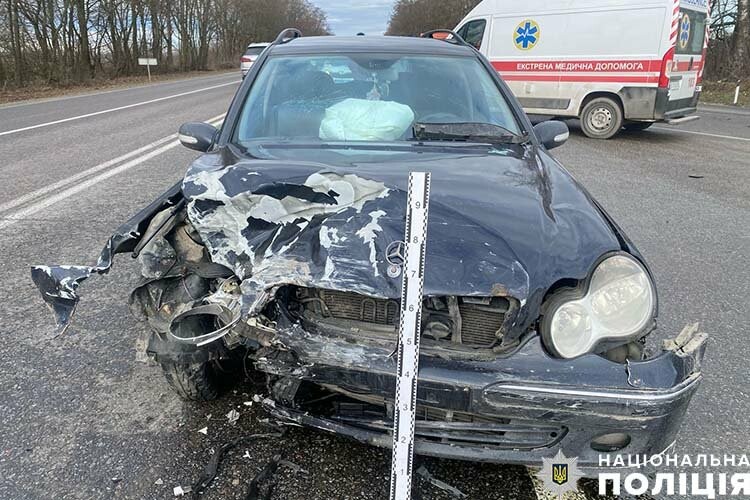 Водій Tesla зухвало "прийняв" працівника ТЦК на капот, провіз кілька метрів і скинув, травмувавши військового (ВІДЕО ІНЦИДЕНТУ)