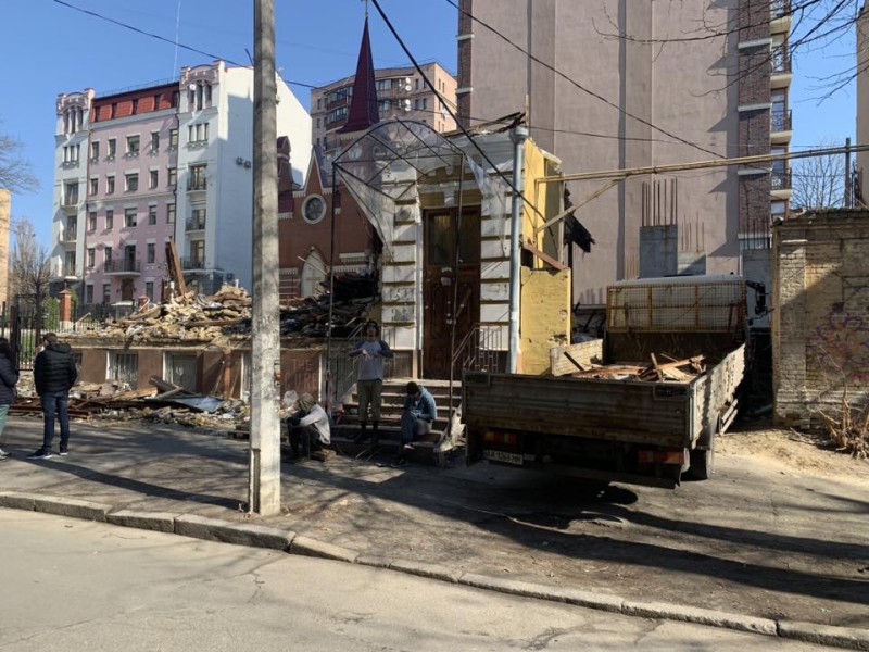 У Києві будівельники краном розбирають залишки історичної садиби Зеленських