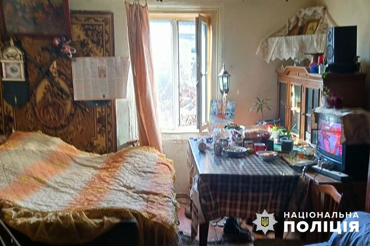 Любитель випити ховав валюту під скатертиною на столі, схованка не спрацювала: курйозний злочин на Тернопільщині