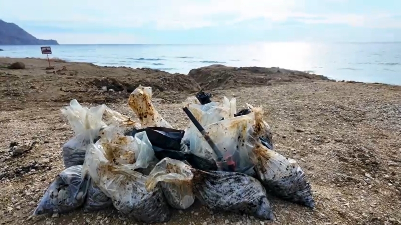 У Криму і Севастополі зібрали майже 1,6 тис. забрудненого піску і ґрунту – МНС РФ