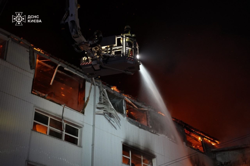 У Києві через обстріл РФ є жертви. ДСНС показала кадри наслідків