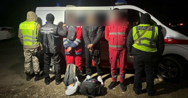 На Закарпатті затримали водія швидкої, який віз до кордону фейкових медбратів