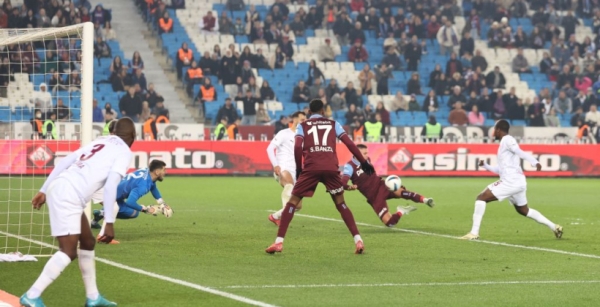 Трабзонспор із голом Зубкова зазнав домашньої поразки від аутсайдера Хатайспора Трабзонспор із голом Зубкова зазнав домашньої поразки від аутсайдера Хатайспора