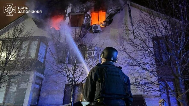 У Запоріжжі після удару по житловому будинку постраждала жінка: її госпіталізували