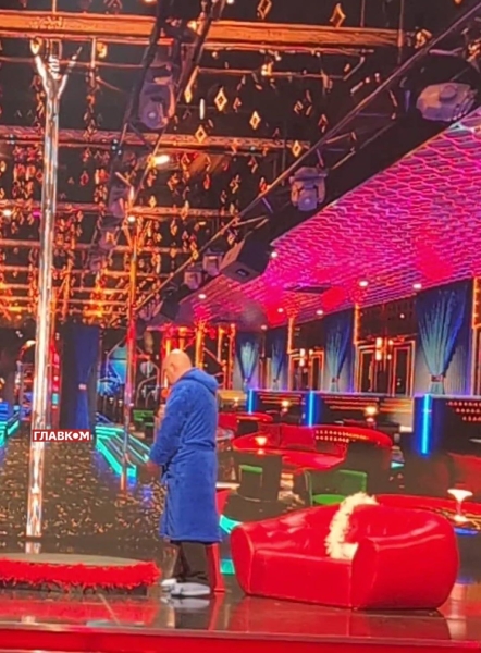 Нова станція метро з пілоном і голими дівчатами. &laquo;Квартал 95&raquo; висміяв мера Києва (відео)