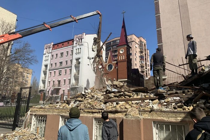 У Києві будівельники краном розбирають залишки історичної садиби Зеленських