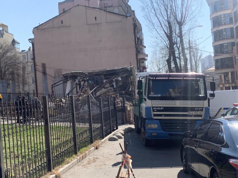 У Києві будівельники краном розбирають залишки історичної садиби Зеленських