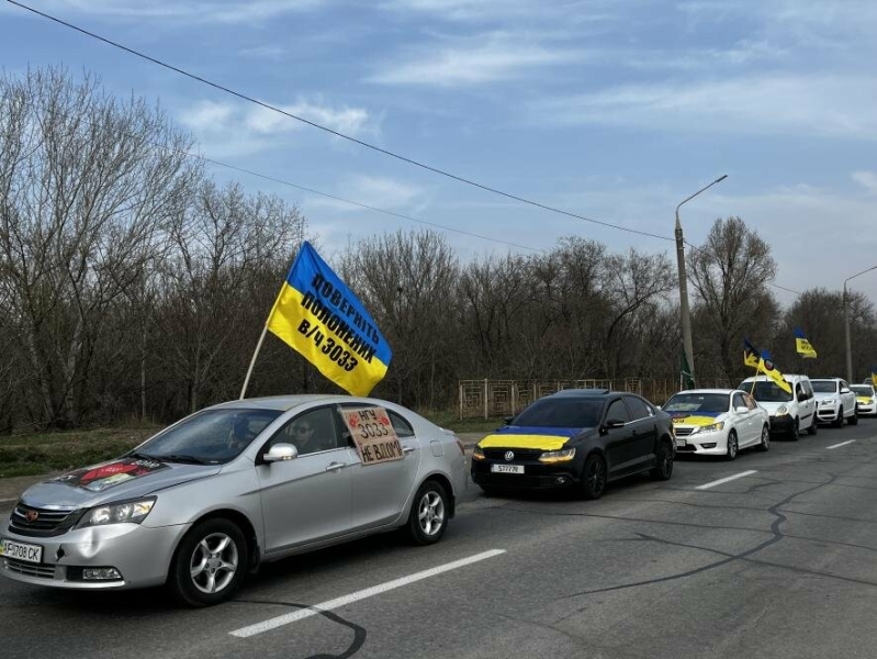 У Запоріжжі пройшов автопробіг на підтримку військовополонених: про що розповідають учасники, - ФОТО