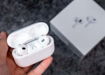 Apple готує живий переклад розмов в AirPods, — Марк Гурман