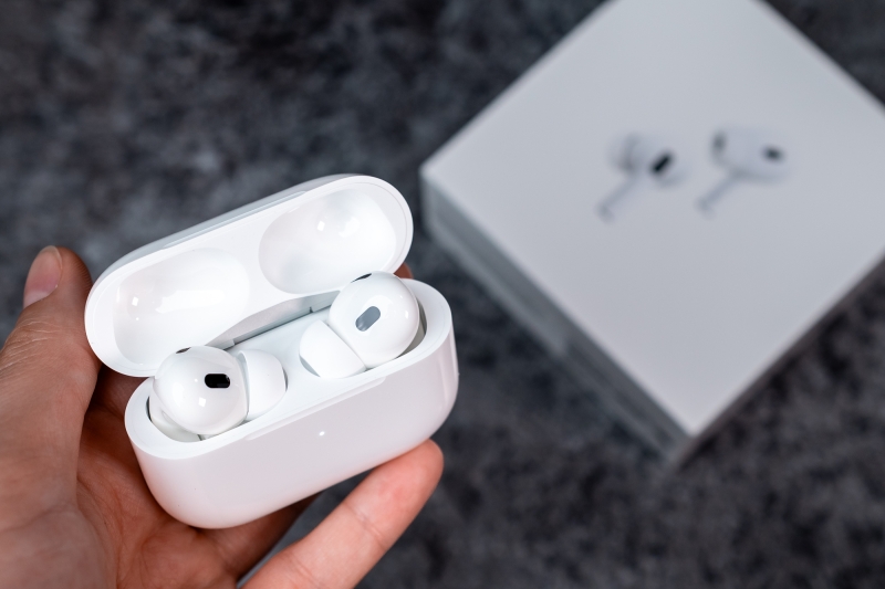 Apple готує живий переклад розмов в AirPods, — Марк Гурман